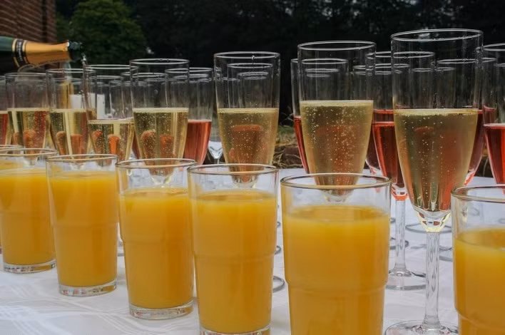 Các nhà hàng buffet thường bán đồ uống riêng với giá cao "ngất ngưởng", không kèm trong giá vé buffet để tăng doanh thu. Nguồn ảnh: Brightside.