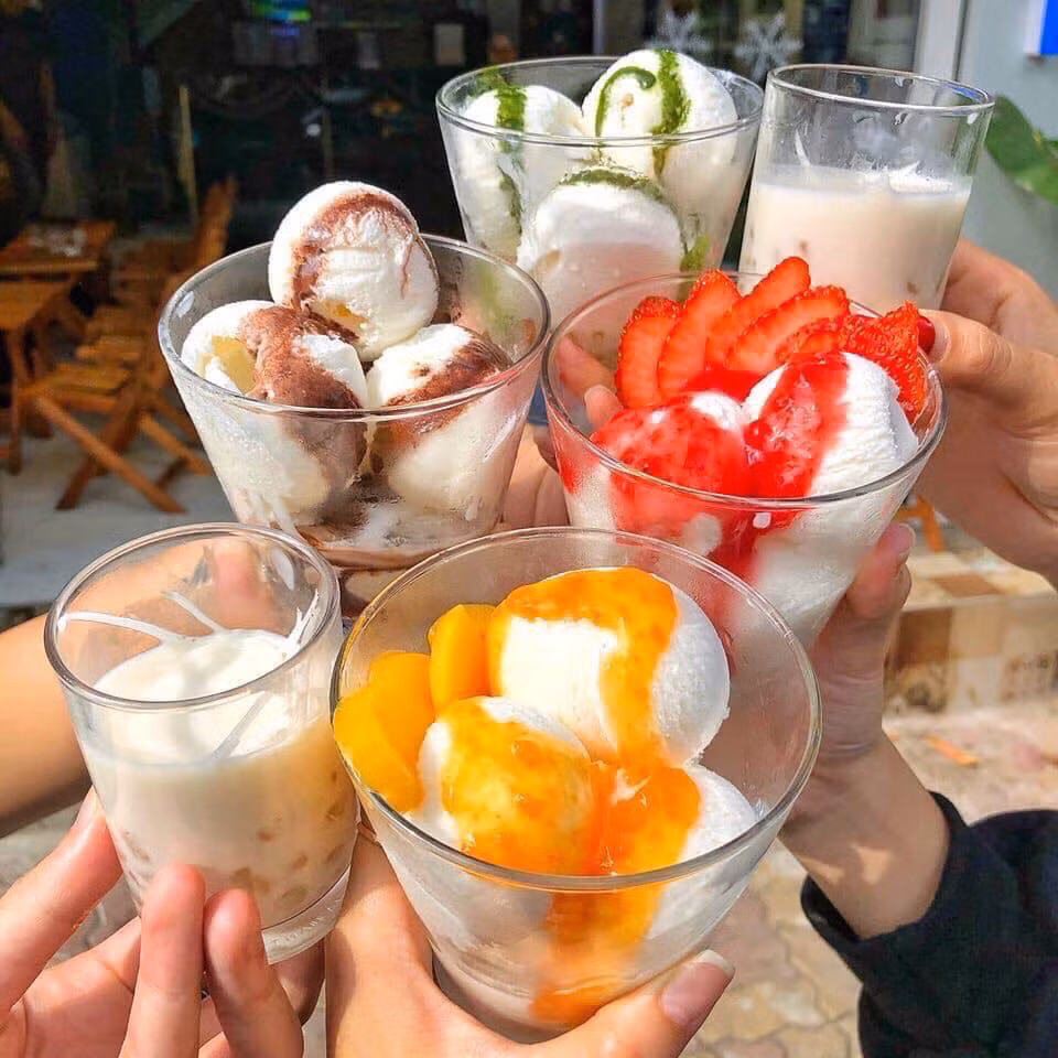 Đặc biệt, sữa chua trân châu còn kết hợp với các loại trái cây tươi, tạo thành món ăn mới lạ, đẹp mắt.