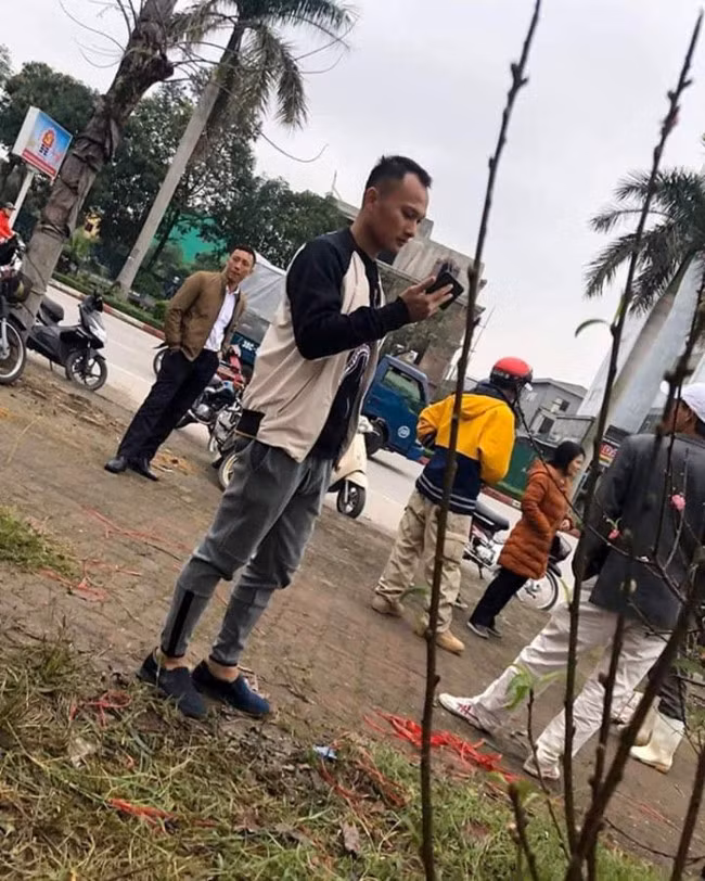 Trọng Hoàng ra chợ chọn mua đào ngày Tết.