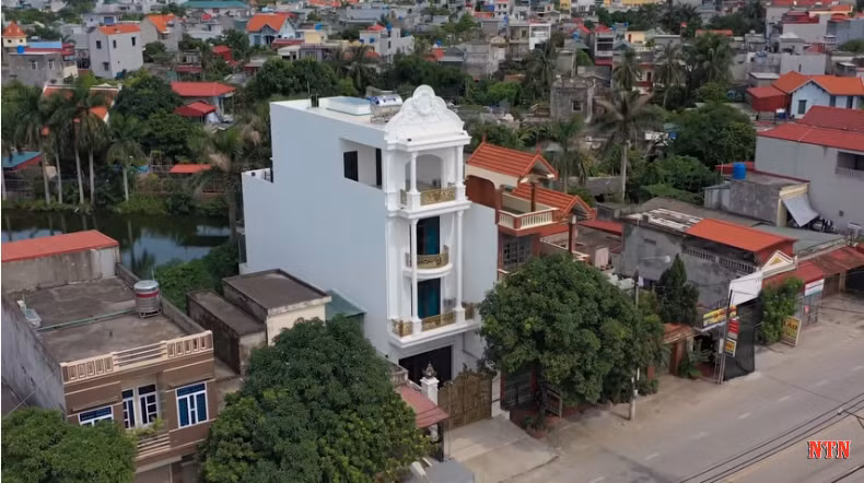 Sau một thời gian tuyên bố giải nghệ, mới đây, Nguyễn Thành Nam khoe vừa đập phá căn nhà tồi tàn sau nhiều đợt mưa bão để xây lên căn nhà cao 4 tầng hoành tráng. Ảnh: NTN.