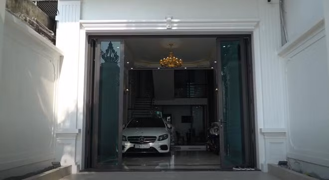 Theo lời giới thiệu của Nguyễn Thành Nam, sân garage rộng, đủ sức chứa 2 xe ô tô. Ảnh: ĐSPL.
