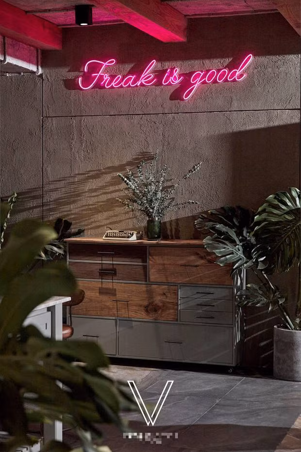 Đèn neon sáng rực được xem là điểm nhấn trong căn nhà.