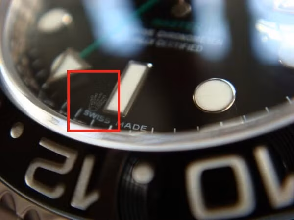 Một chi tiết nữa là Rolex chính thức sử dụng biểu tượng vương miện có kích thước cực nhỏ được thiết kế tinh tế tại vị trí 6h từ năm 2002.