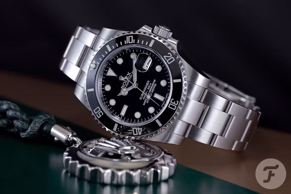 Tuy nhiên, đồng hồ Rolex chính hãng vẫn có nhiều chi tiết mà không một hàng nhái nào làm được. Một trong những yếu tố đó là số seri. Trên các sản phẩm đồng hồ Rolex chính hãng luôn được trang bị số seri ở vị trí lug góc 6h.