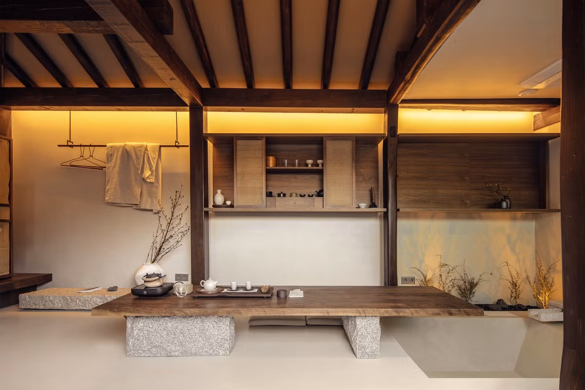 Nuwa House được xây dựng trên một khoảng đất khá nhỏ, lại ở trong ngõ một con ngõ hẹp. Điều này khiến gia chủ khó lòng tránh khỏi cảm giác bí bách, ngột ngạt nếu căn nhà có quá nhiều đồ đạc và không được thiết kế đúng cách. Ảnh: Texture on Texture