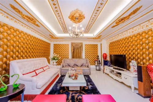 Toàn bộ dinh thự của Lý Nhã Kỳ được ốp đá hoa cương lộng lẫy và trang điểm bằng đèn chùm.