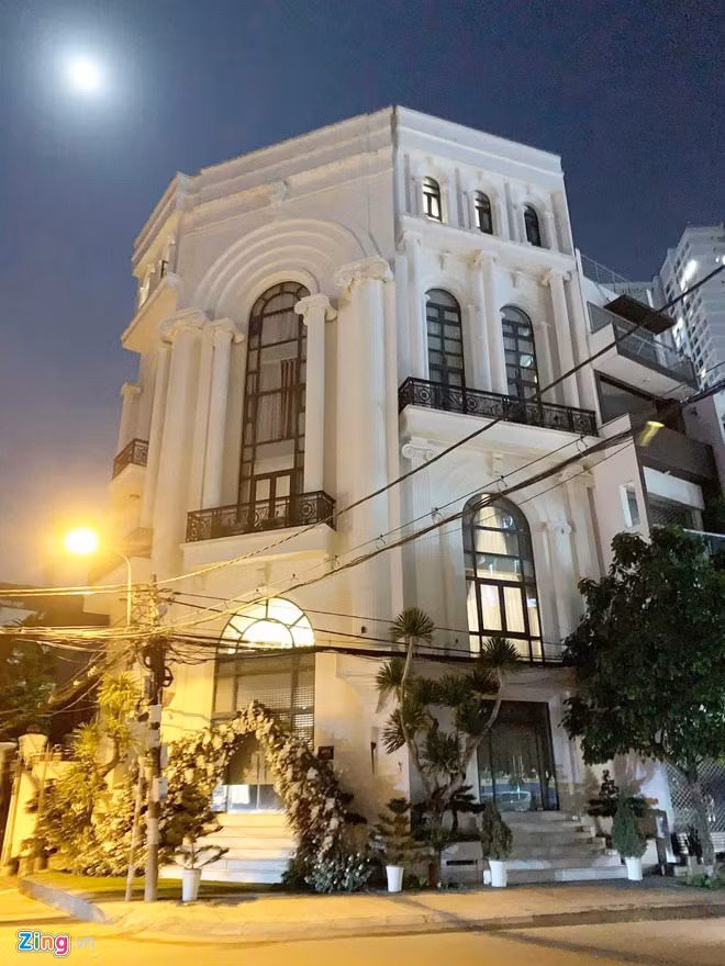 Trước khi kết hôn, nữ ca sĩ sống cùng gia đình trong biệt thự xa hoa không kém "lâu đài" nhà chồng. Ảnh: Zing
