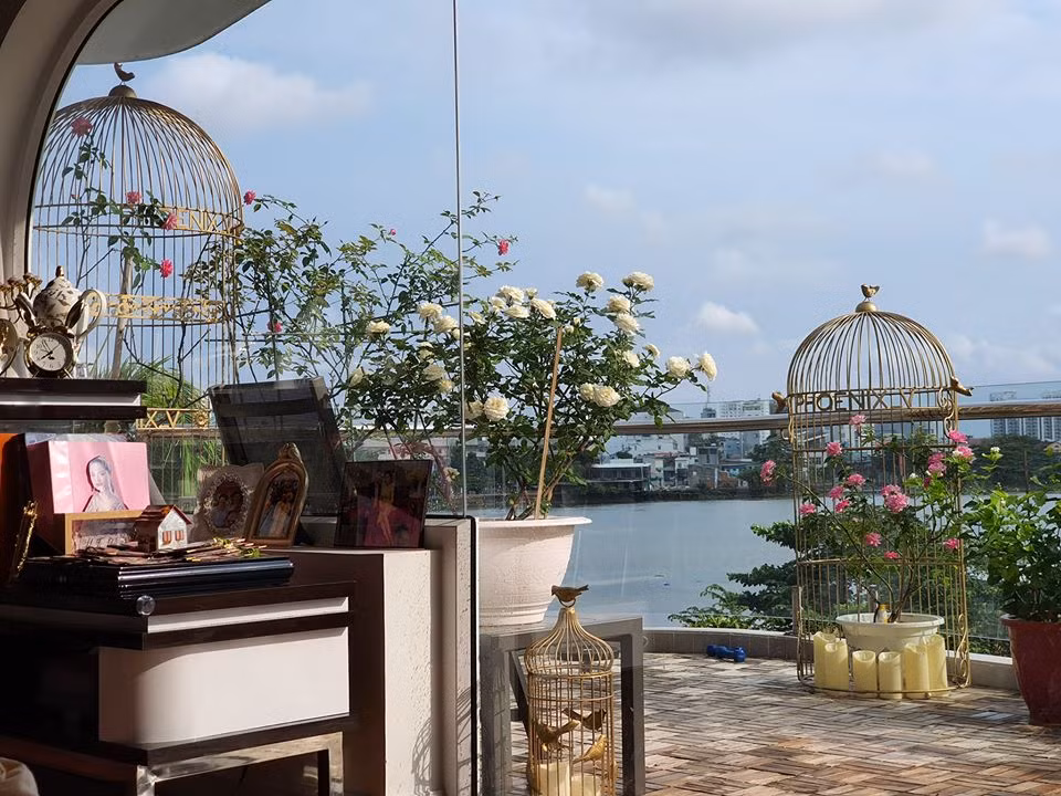 Mới đây, trên trang cá nhân, Vũ Thu Phương đăng loạt ảnh khoe khu vườn hoa hồng tuyệt đẹp trong khuôn viên căn biệt thự.