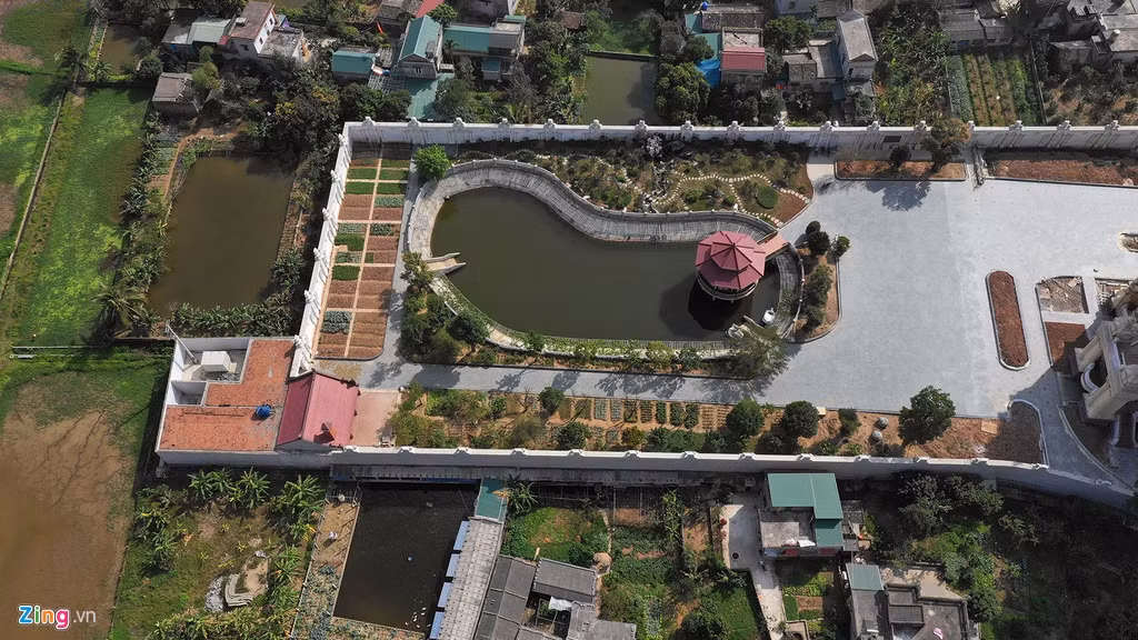 Bao quanh tòa lâu đài là những khoảnh vườn với trên 20 cây cổ thụ như thông, lộc vừng, tùng La Hán...,mỗi cây có giá không dưới một tỷ đồng. Ảnh: Zing.