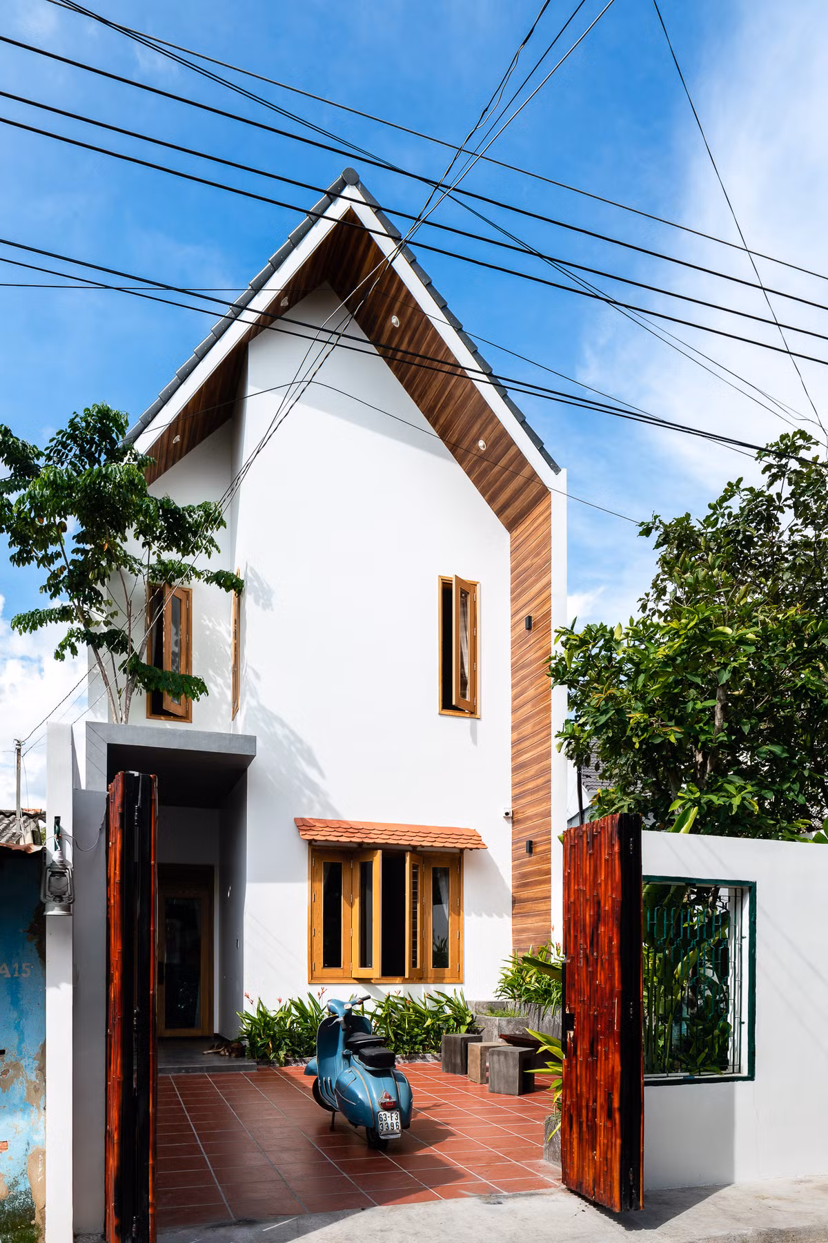 Gạo house nổi bật với mái chóp vuốt nhọn kết hợp cửa sổ có hình khối đơn giản, khiến nhiều người liên tưởng đến những căn nhà trong tranh vẽ đơn giản, mộc mạc và gần gũi.