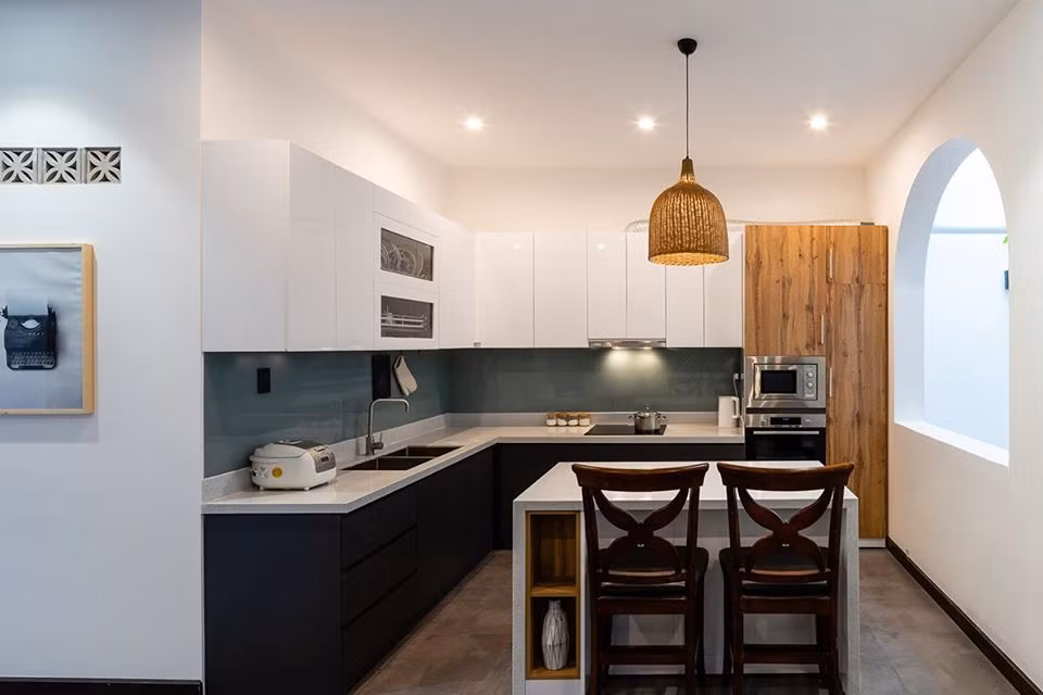  Nhà bếp ấn tượng với việc kết hợp hai gam màu trắng đen đối lập. Nguồn ảnh: Quang Dam.