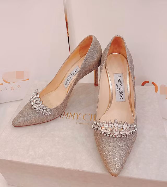 Giày Jimmy Choo có giá hơn 21 triệu đồng cũng góp mặt trong tủ đồ hiệu hoành tráng của giảng viên đại học Âu Hà My.