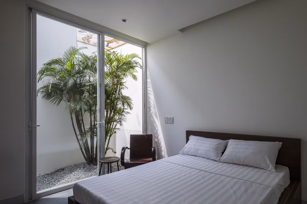 Phòng ngủ bố trí cạnh giếng trời, giúp mang thiên nhiên vào nhà.