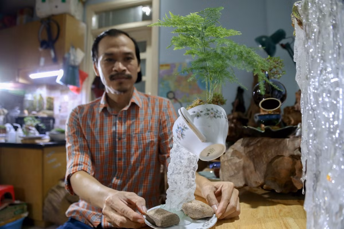 Căn phòng nhỏ tại số 422 Khương Đình (quận Thanh Xuân, Hà Nội) là nơi anh Đinh Hữu Quỳnh sáng tác, làm ra những " bonsai bay" lơ lửng độc đáo. Ảnh: GD&amp;TĐ.