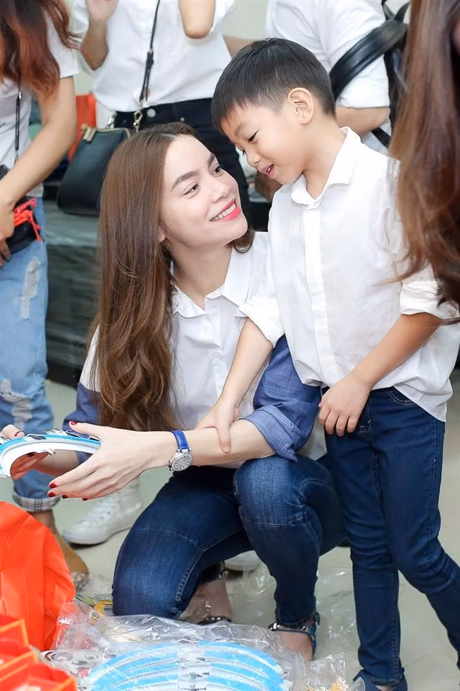 Có thể nói Hồ Ngọc Hà là bà mẹ đơn thân giàu có bậc nhất Vbiz với biệt thự, xe sang, hàng hiệu tràn ngập.