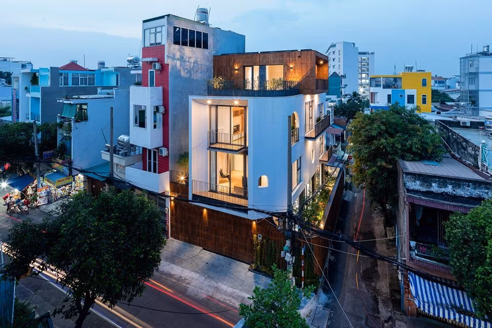 Theo đó, bằng cách ốp gỗ mảng tường, hệ cửa được giấu đi, khiến căn nhà tưởng như không có cửa.