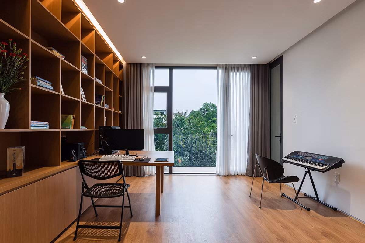 Không gian phòng học và làm việc cũng có cửa rộng hết mức đưa nắng gió vào trong.