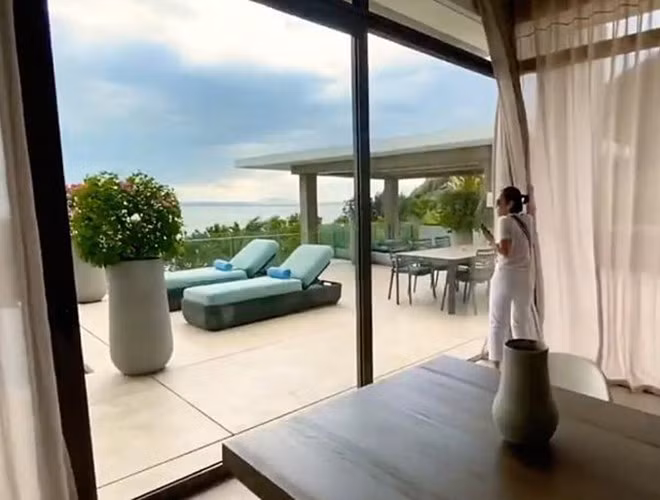 Ca sĩ Thu Minh cũng khiến nhiều người ngưỡng mộ khi sở hữu thêm một căn biệt thự sang trọng bên bờ biển Nha Trang. Ảnh: Youtube.