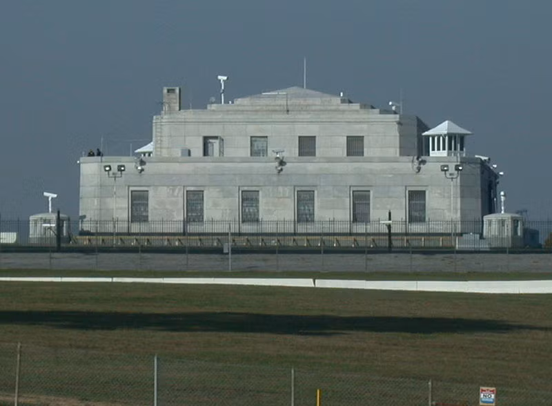 Được đưa vào sử dụng từ năm 1937, Fort Knox được xem là một trong những nơi trữ vàng an toàn nhất thế giới. Căn hầm chứa 5.000 thỏi vàng này được bảo vệ bởi một cánh cửa nặng 22 tấn. Ảnh: Cmi-gold-silver.
