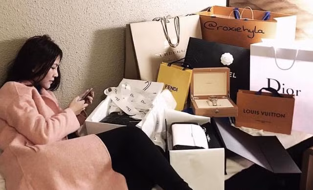 Yến không ngần ngại chia sẻ những món đồ hiệu mình sở hữu từ Gucci, Hermes, Chanel đến Louis Vuitton trên mạng xã hội. Ngoài ra, cô từng khoe bố mẹ tặng ôtô khi vừa tròn 18 tuổi. Nguồn ảnh: Instagram.