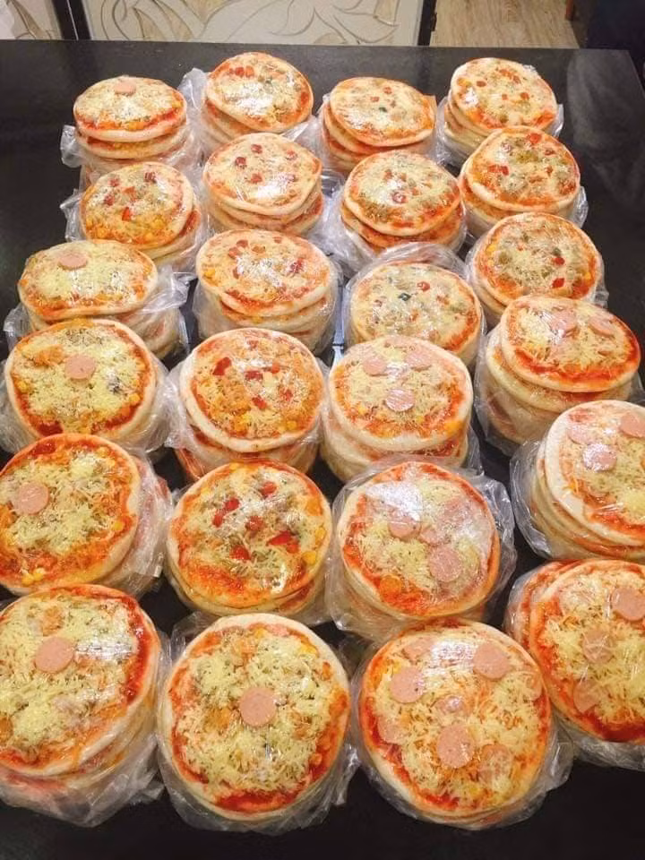 Nhờ sự tiện lợi và giá rẻ nên pizza cấp đông được chị em công sở, giới trẻ rất ưa chuộng.