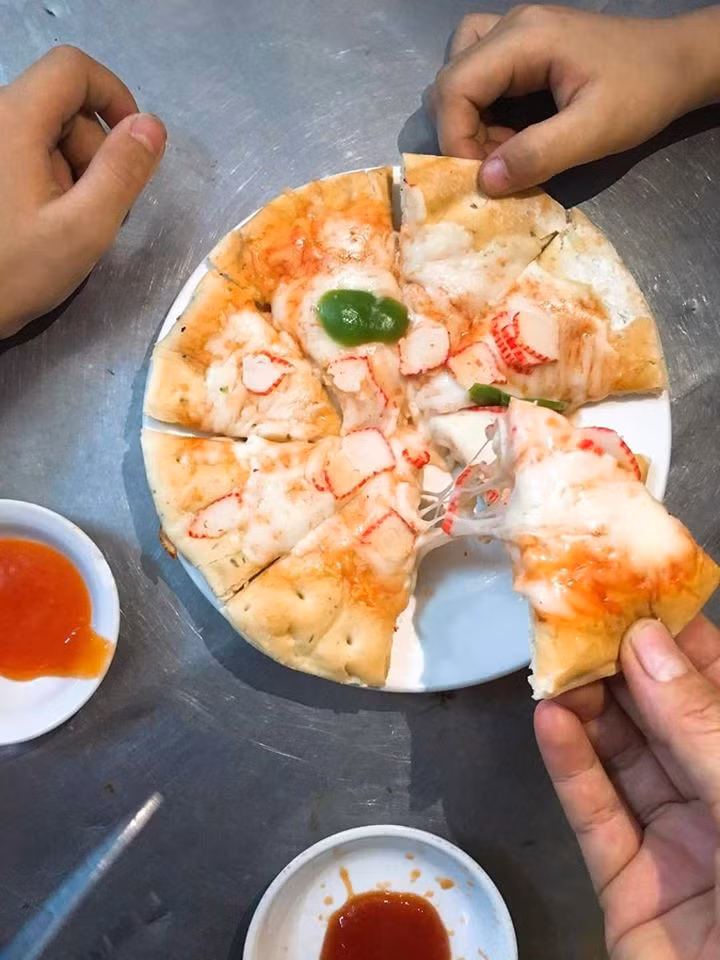 Khách mua về bảo quản ngăn đá, khi ăn chỉ cần đem nướng lại bằng lò vi sóng, nồi chiên không dầu hoặc chảo chống chính.