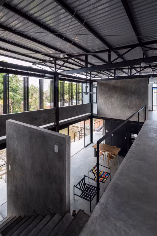 Phần tường và sàn nhà được giữ nguyên từ bê tông mang đến cảm giác mộc mạc, bình dị.