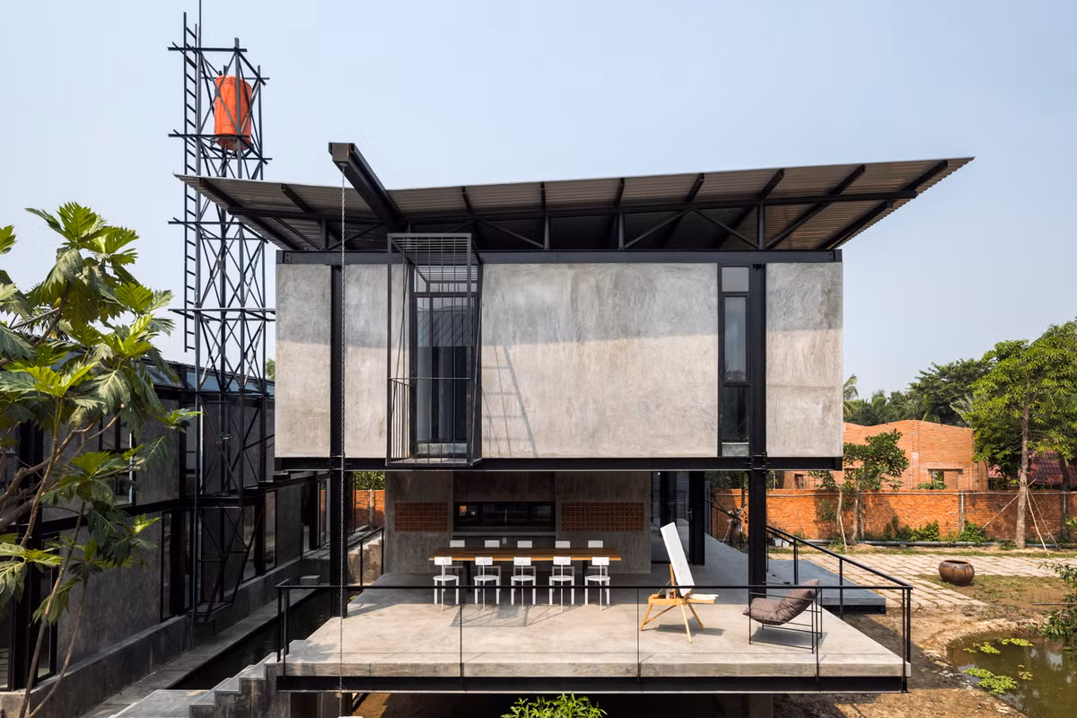 Bố cục căn nhà gồm 2 khối hình vuông, với 2 hồ nước tự nhiên kết nối trực tiếp với con kênh đổ ra sông Sài Gòn để tăng tiện nghi vi khí hậu.