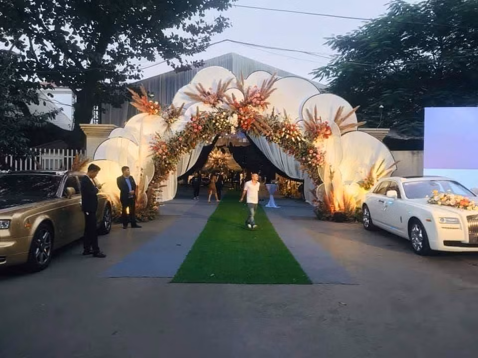 Cũng theo lời đồn trên mạng xã hội, riêng chi phí cho rạp cưới "khủng" đã lên tới 2,5 tỷ đồng.
