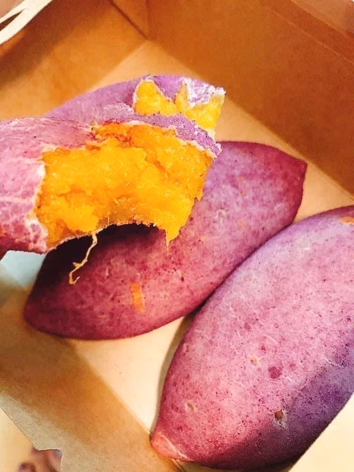 Vỏ bánh mì dai, dẻo, phủ bột khoai lang tím nguyên chất, để qua đêm bánh vẫn mềm dẻo.