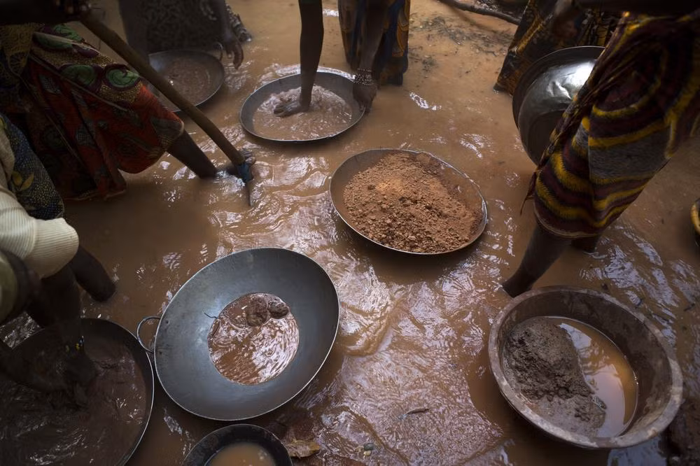 Để phát triển kinh tế, chính phủ Mali cho phép người dân được quyền tự khai thác vàng. Vì vậy ở Mali, nhà nhà đào vàng, người người đào vàng.