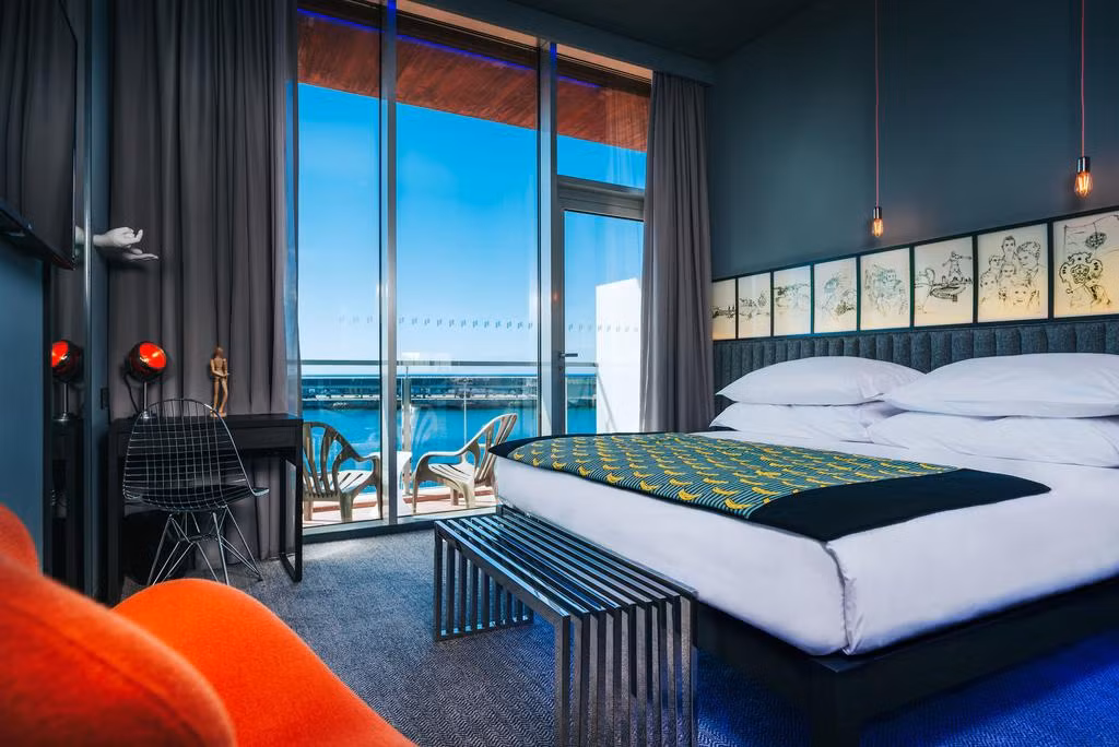 Pestana CR7 cung cấp các phòng giường đôi, có cửa sổ đón ánh sáng tự nhiên và phòng tắm riêng kèm đồ vệ sinh cá nhân miễn phí.