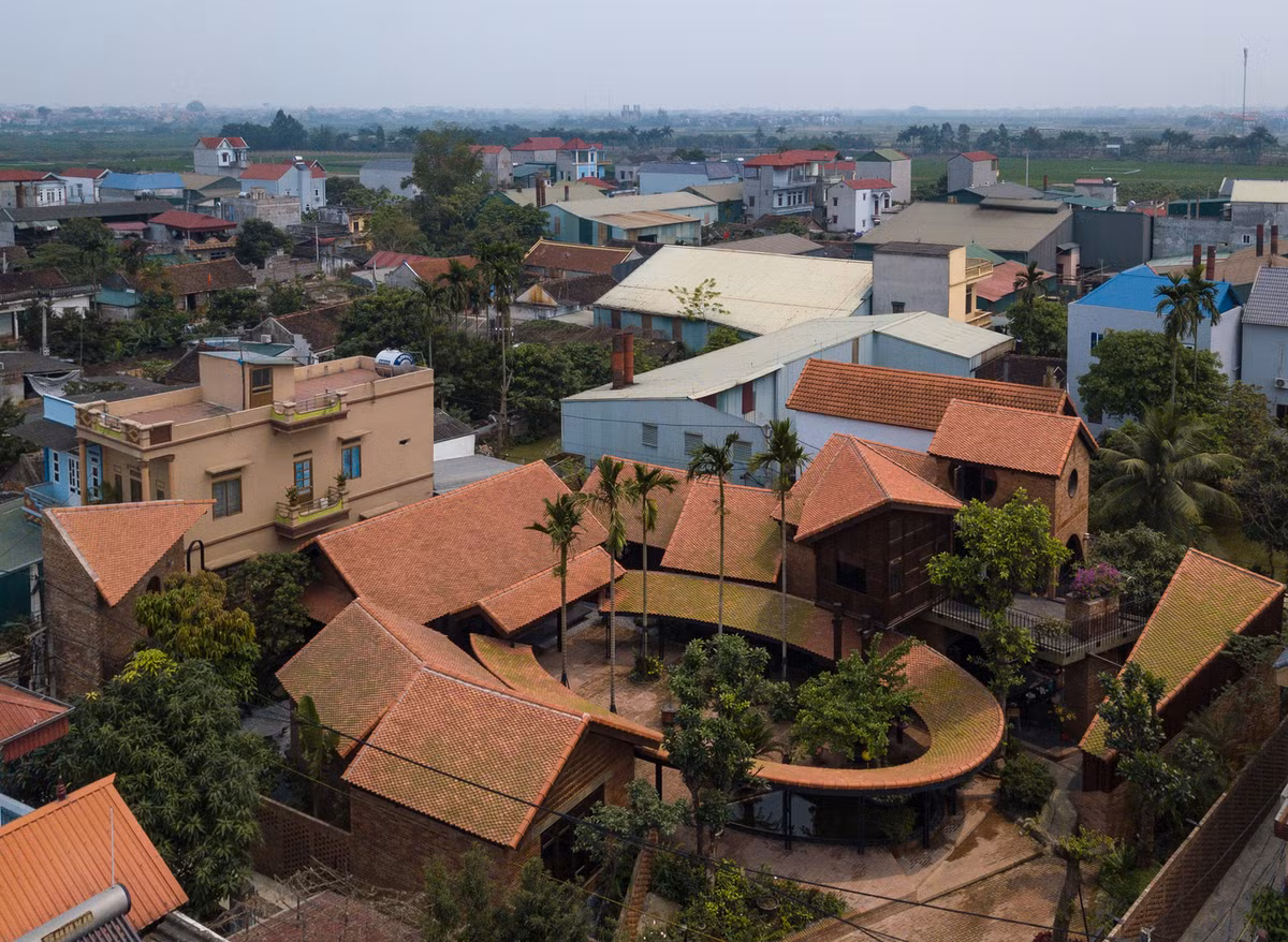Nằm trên khu đất có diện tích hơn 700m2, công trình được thiết kế đáp ứng đủ các chức năng của gia chủ gồm nhà thờ tổ, nơi sinh sống của ông bà, nơi các con cháu từ thành phố về chơi dịp cuối tuần.