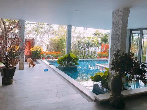 Thích hòa mình với thiên nhiên nên từ trong nhà, trên các ban công đều được Hà Hồ trang trí những chậu hoa nhỏ xinh tăng thêm vẻ đẹp cho ngôi nhà. Nguồn ảnh: FBNV. Video: Hậu trường: Hồ Ngọc Hà múa đương đại. Nguồn: VTC1.