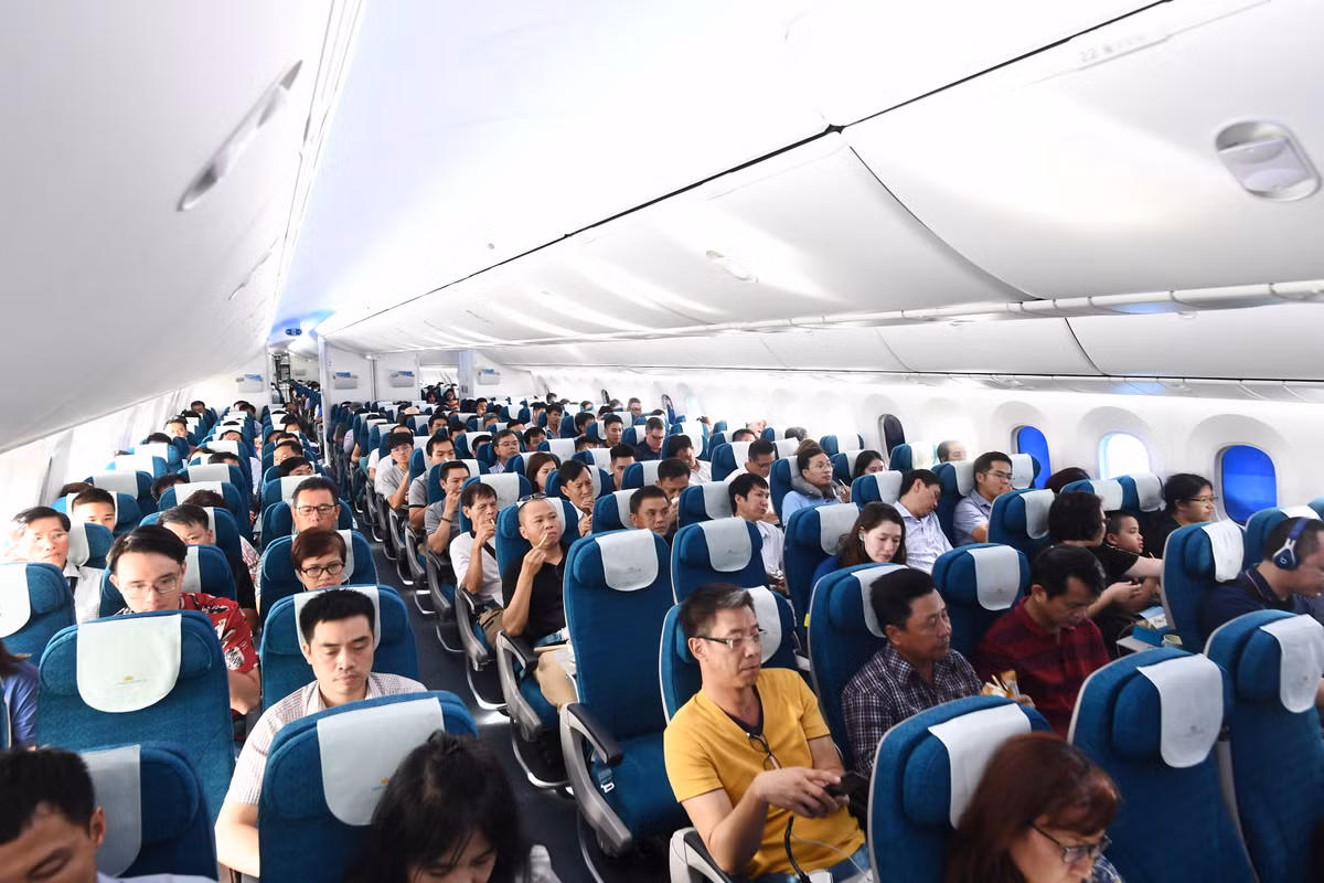 Với chiều dài trên 68m, gồm 24 ghế hạng Thương gia và 343 ghế hạng Phổ Thông, Boeing 787-10 chở được nhiều hành khách, hàng hóa hơn 15% so với Boeing 787-9. Ảnh: VNA.