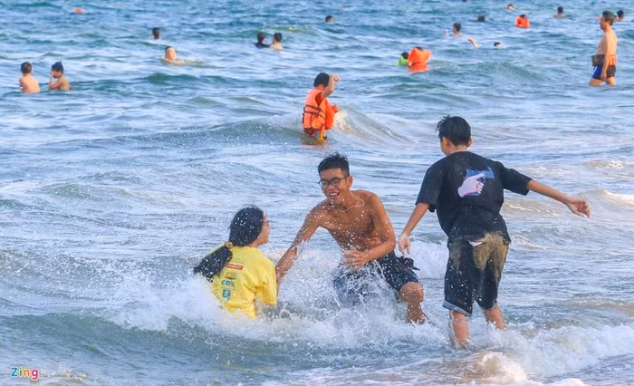Bãi biển ken kín du khách nhưng rất ít người trong số này chấp hành khoảng cách tối thiểu 2 m để phòng, chống lây lan dịch Covid-19.