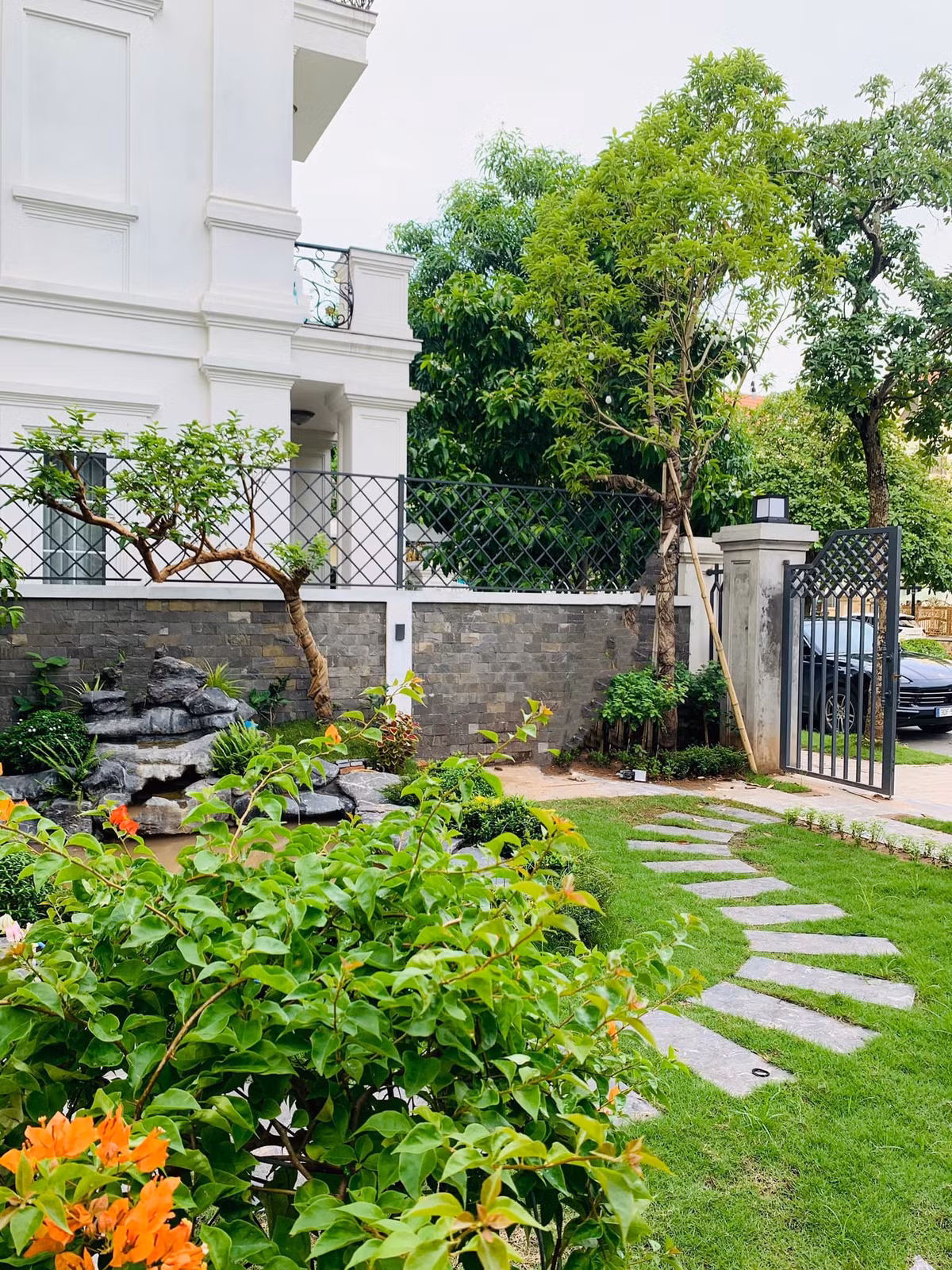 Biệt thự cao 3 tầng sở hữu khoảng sân vườn ngập tràn màu xanh do chính nữ diễn viên chăm chút.