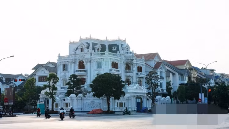 Trong đó, đường Lê Hồng Phong, lối ra sân bay Cát Bi được mệnh danh là phố đại gia Hải Phòng với hơn chục biệt thự hoành tráng. Ảnh: Tuoitrethudo.