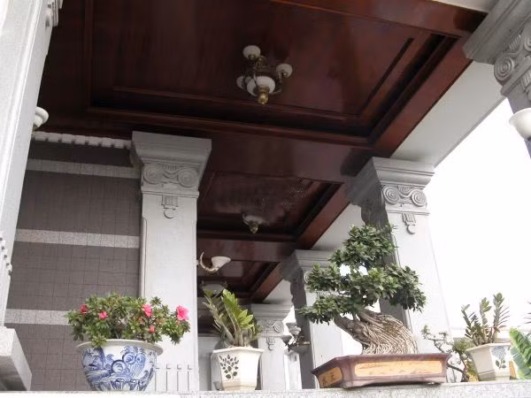 Toàn bộ trần nhà đều được thiết kế bằng gỗ. Ảnh: Motthegioi