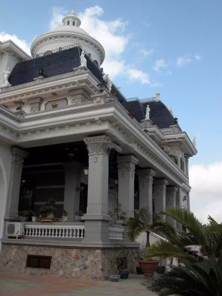 Mái vòm tròn, dốc kết hợp với hệ thống cảnh quan sân vườn tạo không gian sang trọng. Ảnh: Motthegioi.
