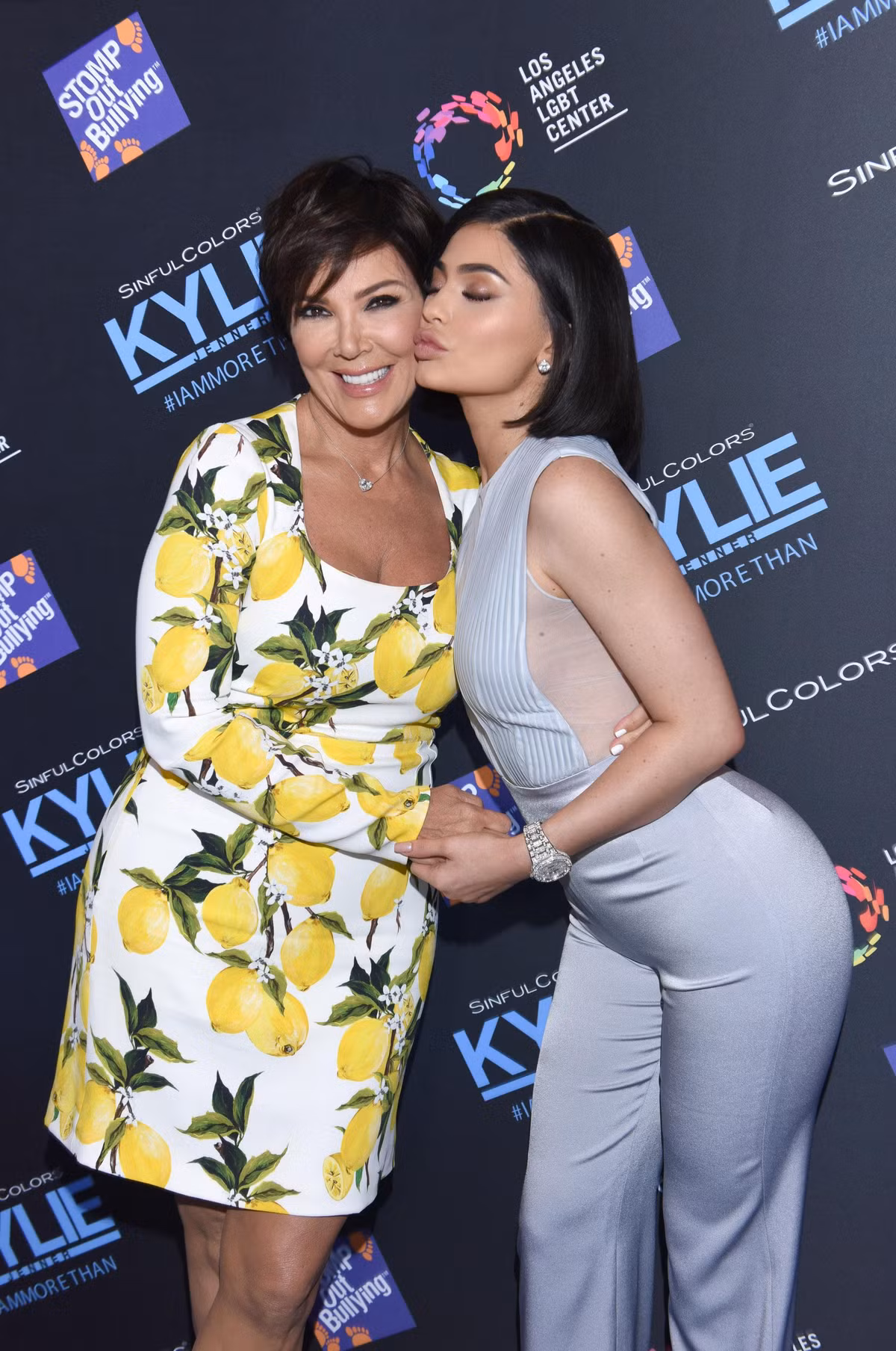 Forbes cho biết ngoài việc doanh thu năm 2018 không đạt mức 360 triệu USD, Kylie Cosmetics còn có thể gặp rất nhiều khó khăn do tác động của dịch Covid-19. Hiện Kylie Jenner vẫn sở hữu một phần công ty này. Video: Người Việt nào giàu hơn tỷ phú Phạm Nhật Vượng? Nguồn: VTC14.