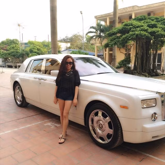 Nữ đại gia này cũng sở hữu những siêu xe nổi tiếng như Roll Royce, Lexus, Bentley.