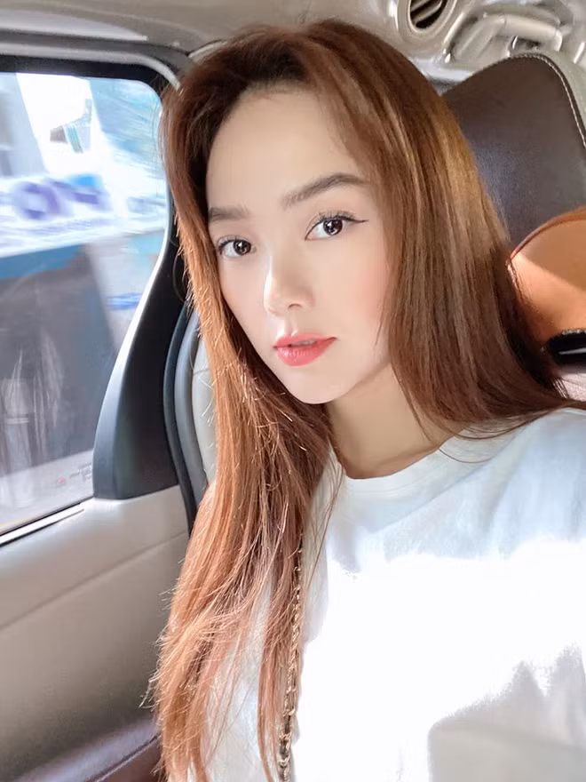 Bắt đầu hoạt động nghệ thuật từ năm 16 tuổi với vai trò ca sĩ của một nhóm hát, đến nay Minh Hằng lấn sân sang nhiều lĩnh vực khác nhau như diễn viên, người mẫu, giám khảo gameshow truyền hình…Ảnh: Tổ quốc.