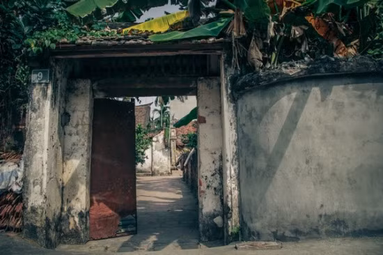 Nằm sâu bên trong một con ngõ nhỏ ở xã Đông Ngạc (Nam Từ Liêm, Hà Nội), nhà thờ dòng họ Đỗ được dựng lên vào thời vua Lê Hiển Tông, niên hiệu Cảnh Hưng năm 1760. Ảnh: Senvietdecor.