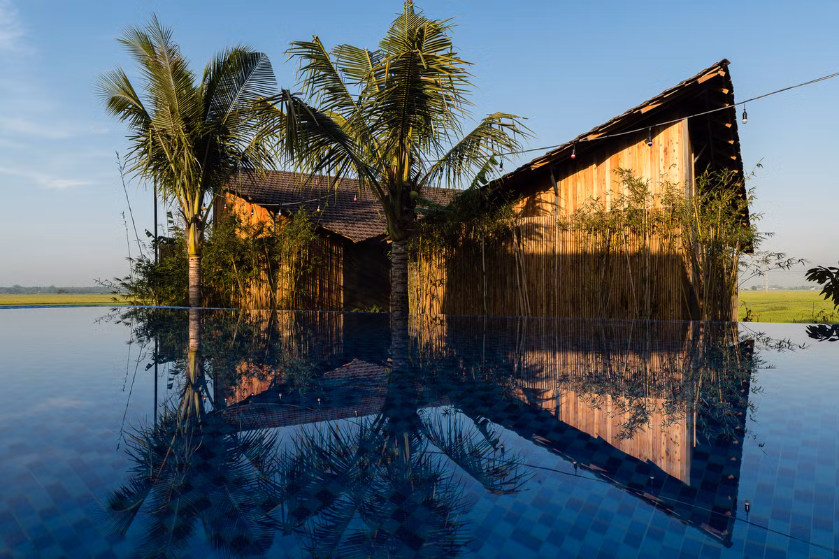 Khu resort tận dụng tối đa khung cảnh cánh đồng xung quanh để mở rộng tầm nhìn, thích nghi và tiết kiệm chi phí từ các cây địa phương như cau, dừa, khoai lang, sen, rau bina, lúa...