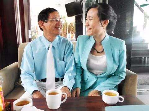 Đám cưới của đại gia Lê Ân với người vợ trẻ trở thành sự kiện được nhiều người bán tán khi không chỉ đoàn rước dâu gồm một dàn siêu xe, trong đó có một chiếc trị giá 20 tỷ đồng mà riêng phần sính lễ cho nhà gái trị giá 1 tỷ đồng gồm 500 triệu đồng tiền mặt, 500 triệu đồng nữ trang.