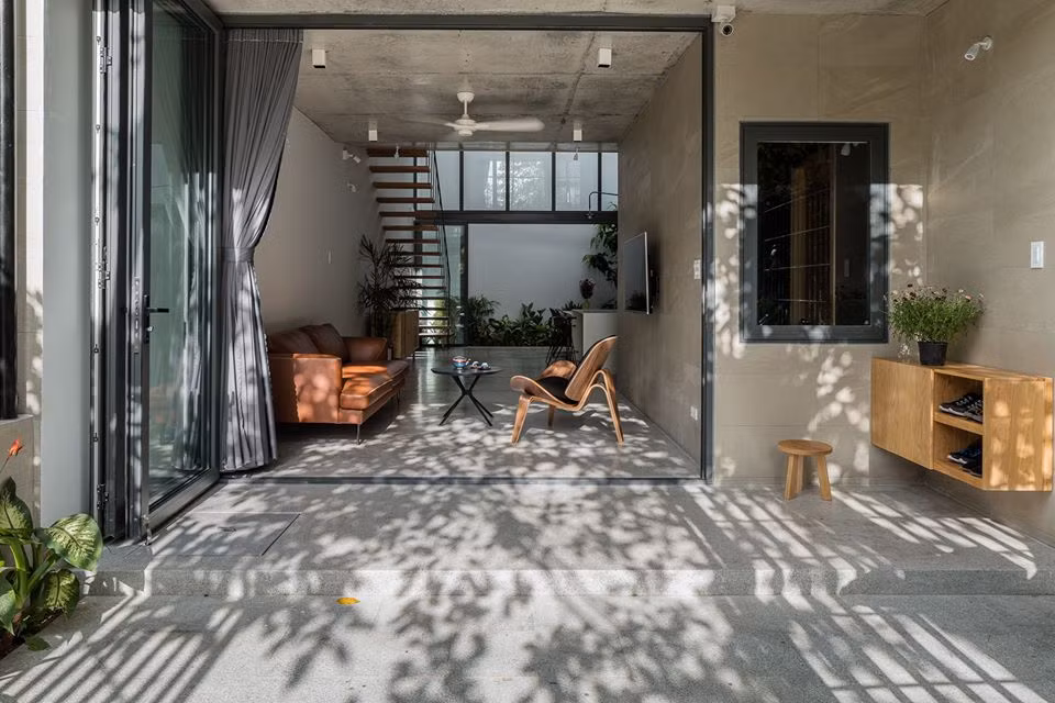 Được xây theo kiến trúc nhà ống 3 tầng, Bin Bon House bố trí không gian sinh hoạt chung ở tầng 1, không gian riêng tư với phòng ngủ cho bố mẹ và hai con trai ở tầng 2 và tầng 3.