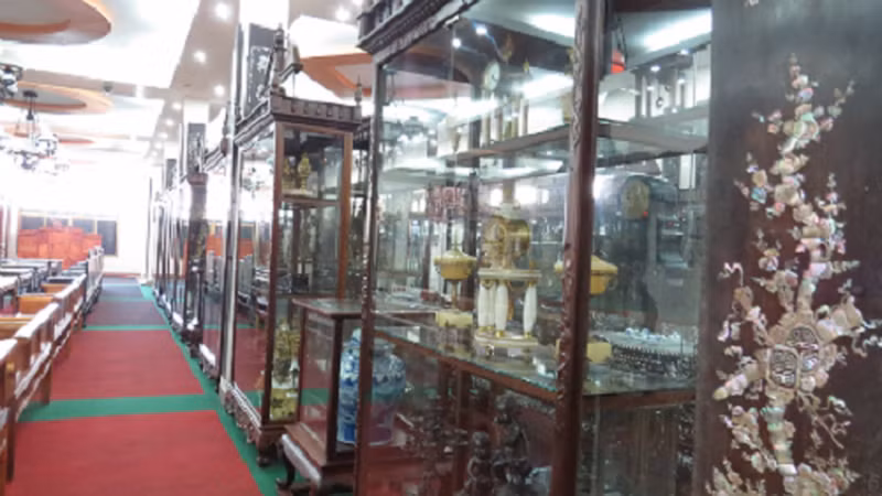 Ngoài ra, đại gia đất Kinh Bắc còn có thú chơi đồng hồ cổ với khoảng 120 bộ khác nhau. Trong số đó có bộ đến cả triệu USD. Ảnh: ĐSPL.