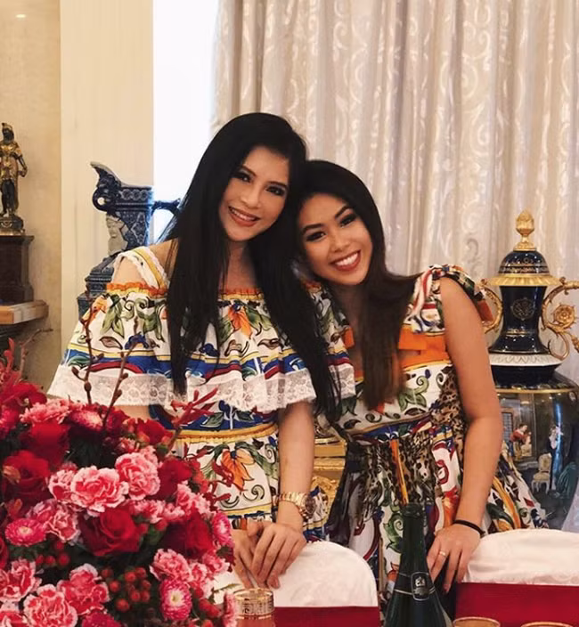 Nói về cặp mẹ con sành điệu, sang chảnh thì chắc chắn không thể bỏ qua doanh nhân Lê Hồng Thuỷ Tiên và con gái cưng Thảo Tiên. Nếu xét về ngoại hình, trông cả hai không khác gì hai chị em bởi nữ doanh nhân vẫn giữ được nét xuân sắc, xinh đẹp của thời trẻ.