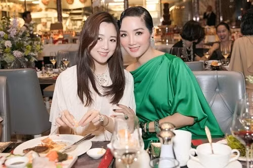 Anh Sa sở hữu gần như toàn bộ nét đẹp của mẹ, với đôi môi chúm chím, làn da trắng hồng và nụ cười rạng rỡ.
